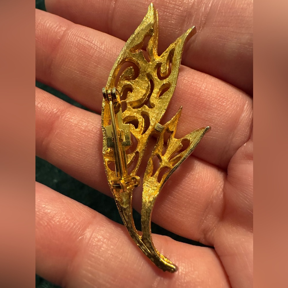 Vintage brooch, brushed gold tone, flower buds. EUC, 2 1/4” x 1”. Takes magnet. - Picture 4 of 4